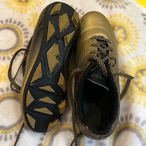 EUC kids soccer cleats, size 1